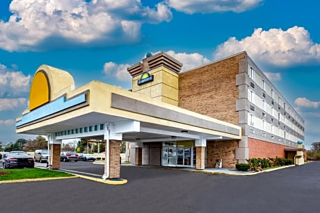 Days Inn by Wyndham Livonia - Detroit