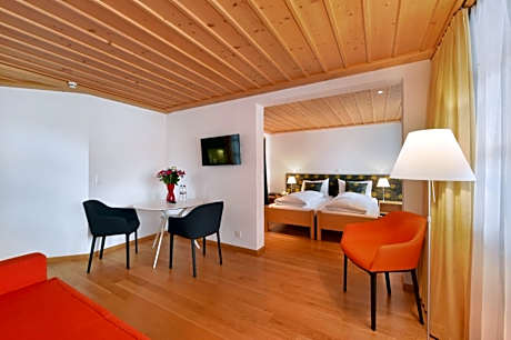 Family Room (2 Adults + 2 Children)