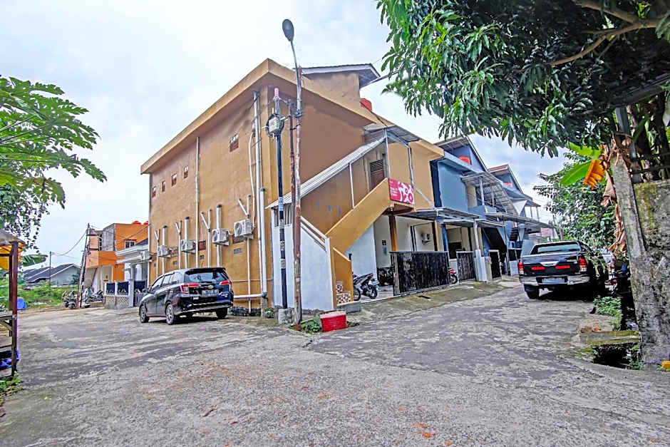 OYO Life 91268 Homestay Bu Erma Syariah