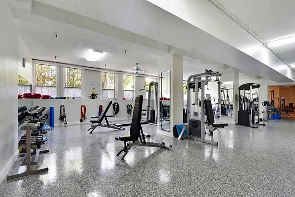 Tropical Beach Condo - Pool, Shops, 86" TV, WiFi