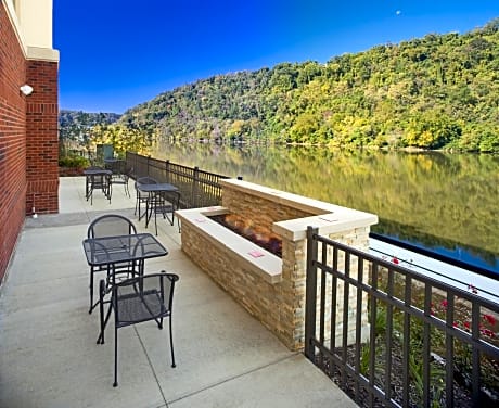 Hampton Inn & Suites Pittsburgh Waterfront West Homestead