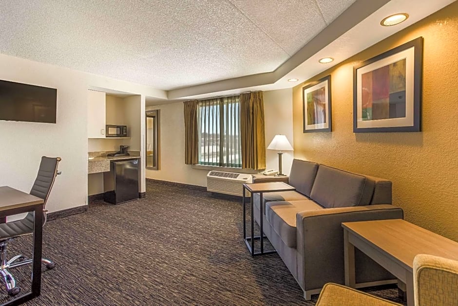 Quality Suites Milwaukee Airport