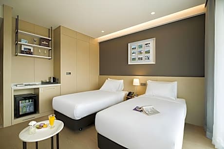 Superior Hollywood Room - No Ocean View