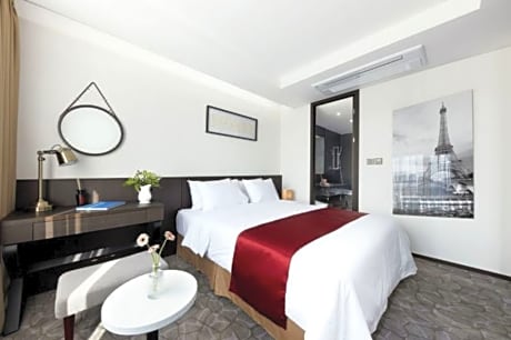 1 King Bed Non-Smoking Junior Suite SNK1