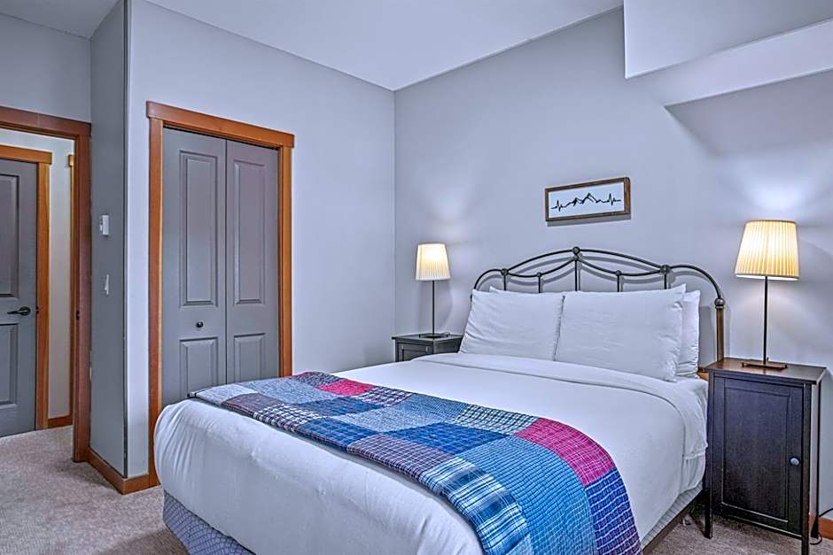 Outdoor Pool, 3 Hot tubs, Gym Warm and Welcoming