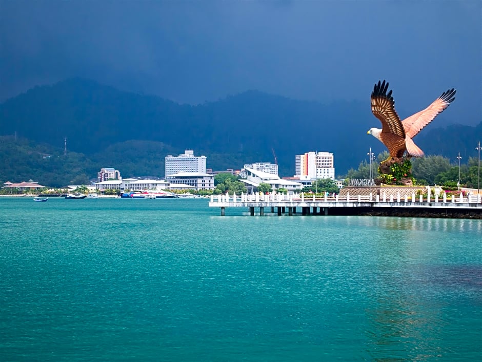 Penarak Bamboo Beach Motel