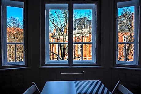 Spacious Family Room