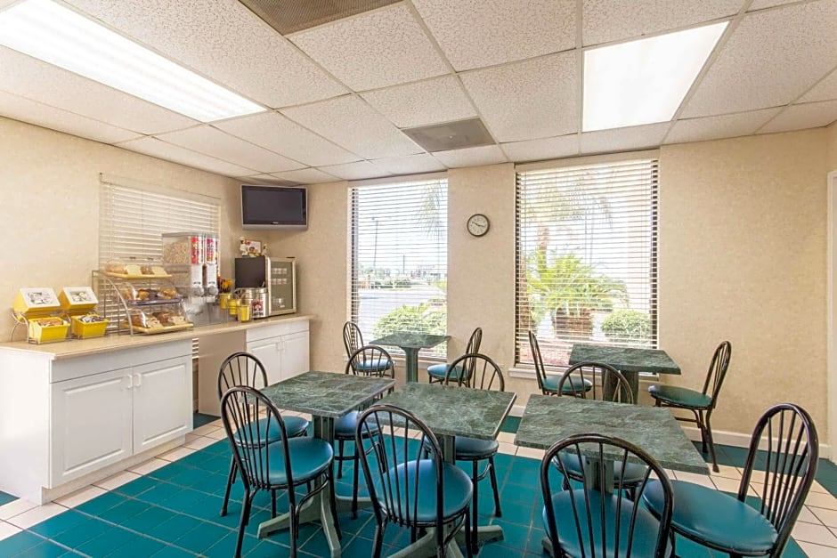 Days Inn & Suites by Wyndham Navarre Conference Center
