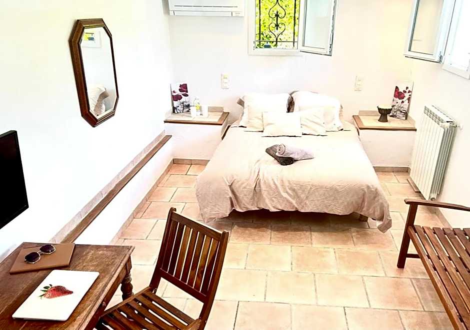 Suite Nymphéalove - Parking - Piscine - Jacuzzi - 50 m2 - CapitalChic Services Peymeinade