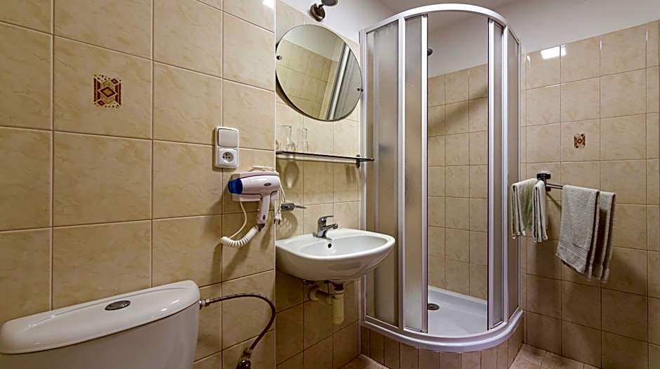 Photo 1 of 1 of Quadruple Room