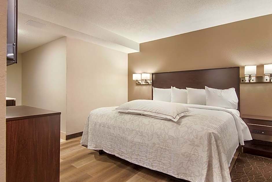 Red Roof Inn PLUS & Suites Erie