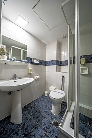 FAMILY ROOM WITH BUNK BEDS