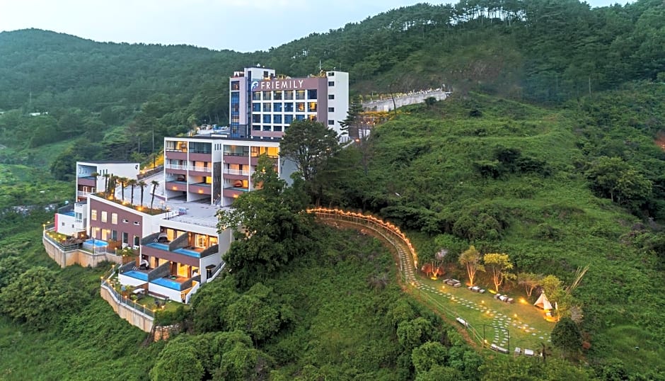 Friemily Pool Villa & Hotel