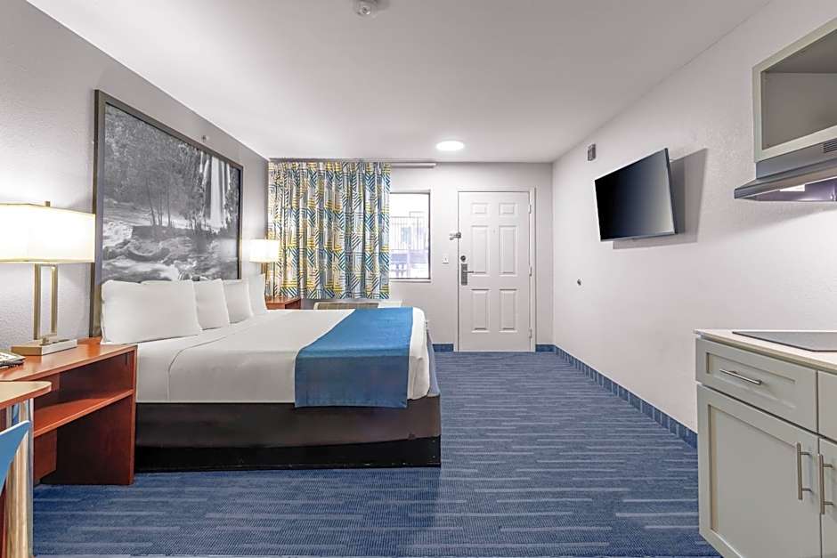 Days Inn & Suites by Wyndham Flagstaff I-40