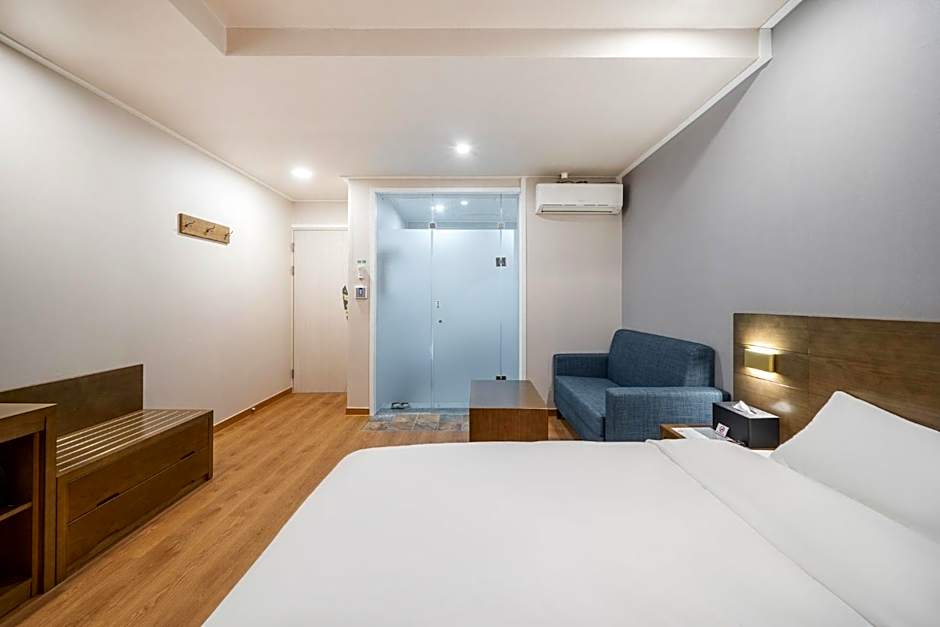 The 7 Business Hotel