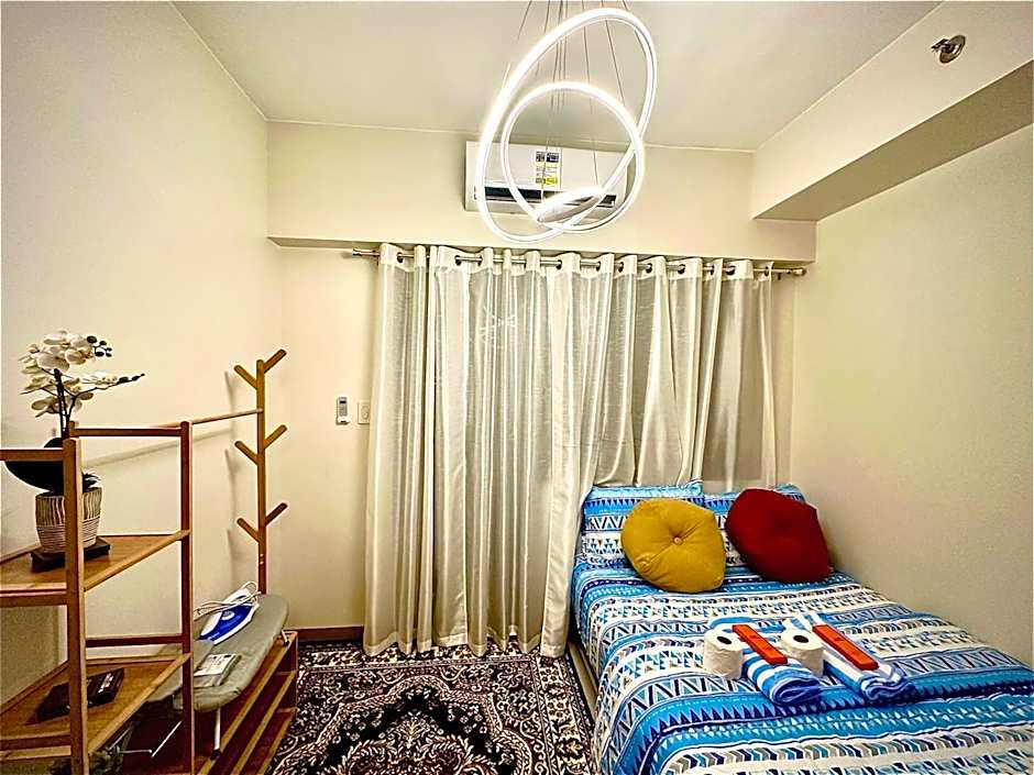 High Rise Condominium with Balcony, Pool, Skygarden, Grand lobby and Working Lounge 28F