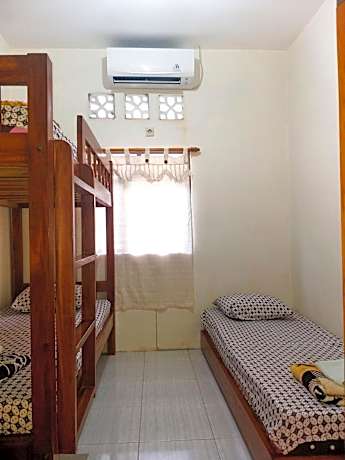 Single Bed in Mixed Dormitory Room