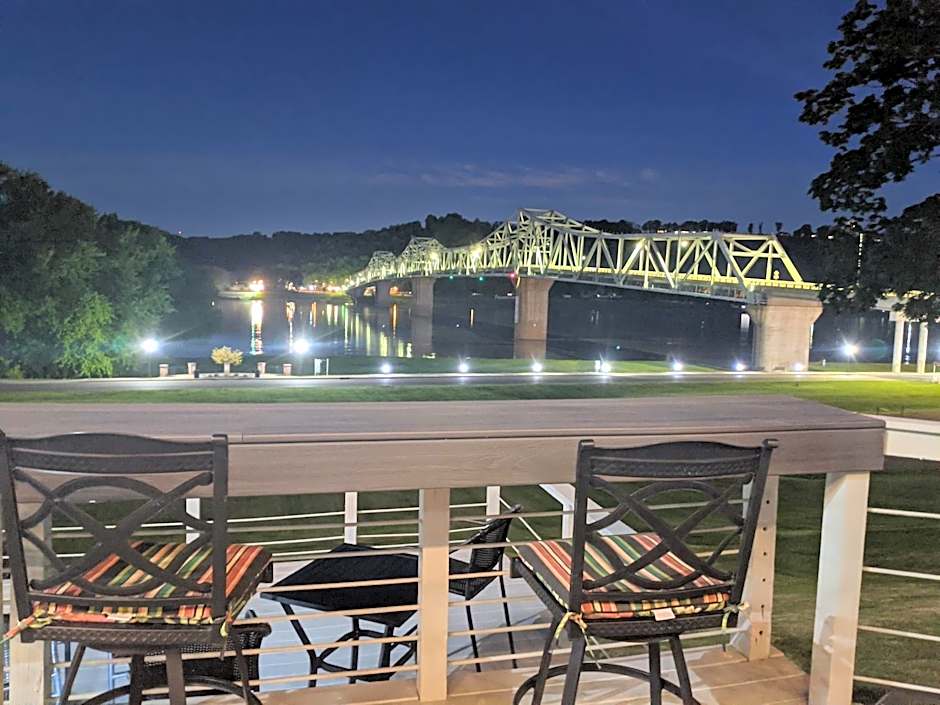 Riverboat Inn & Suites