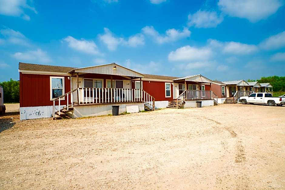 Grand Eagle Ford Lodge & RV Park