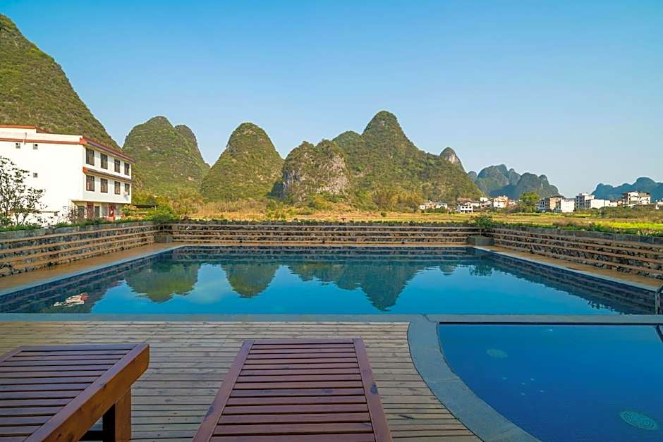 Yangshuo Tea Cozy-Free one way pick up service over 4 nights, English speaking, Yulong river location,Laundry service,Swimming pool, Bicycle rent