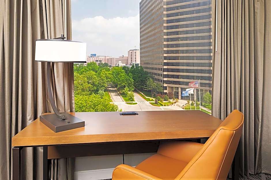 DoubleTree By Hilton Hotel Tulsa At Warren Place