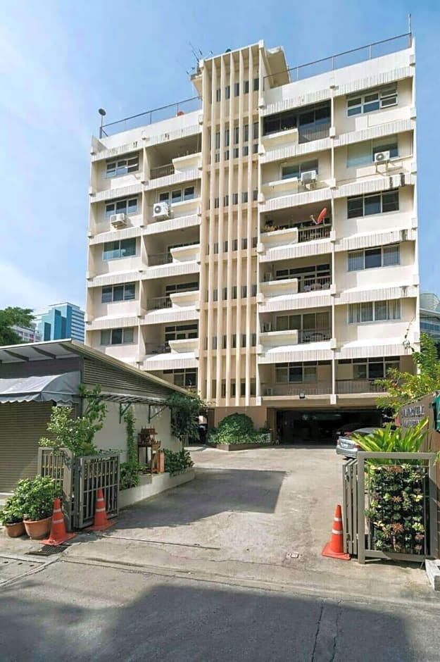 Le Vanvarothai Saladaeng Residence