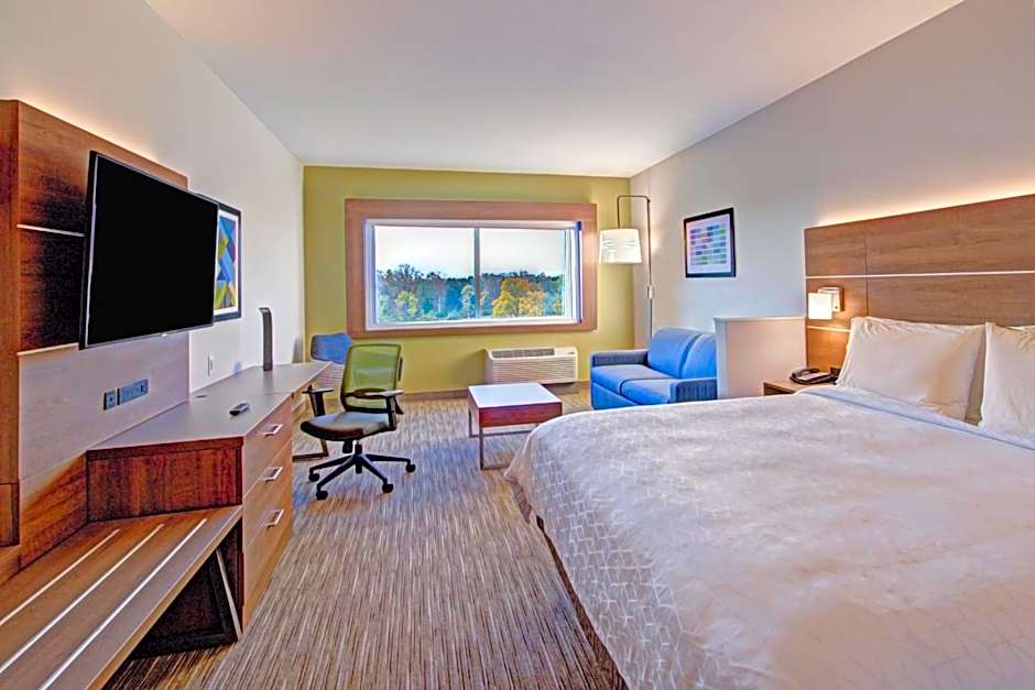 Photo 1 of 3 of 1 King Bed Suite, Lake View