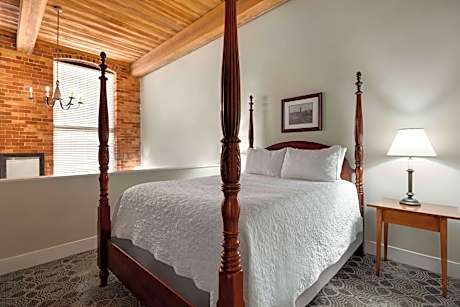 1 Queen Bed Studio Suite Non-Smoking