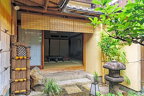 Deluxe Quadruple Room without Bathroom