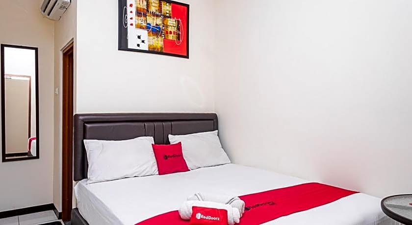 RedDoorz near Alun Alun Bandung 2