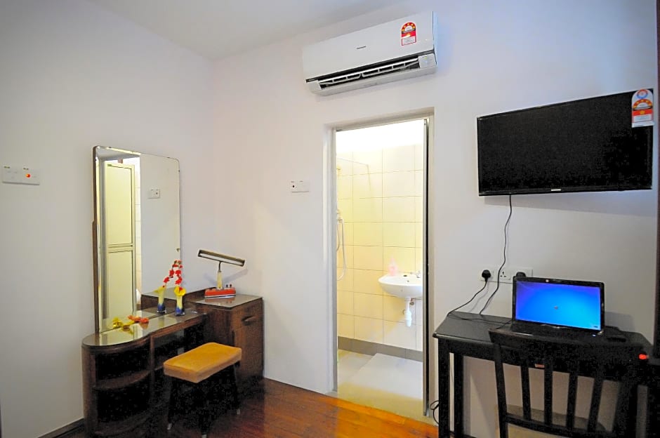 Thirty Three Stewart Houze Guest House