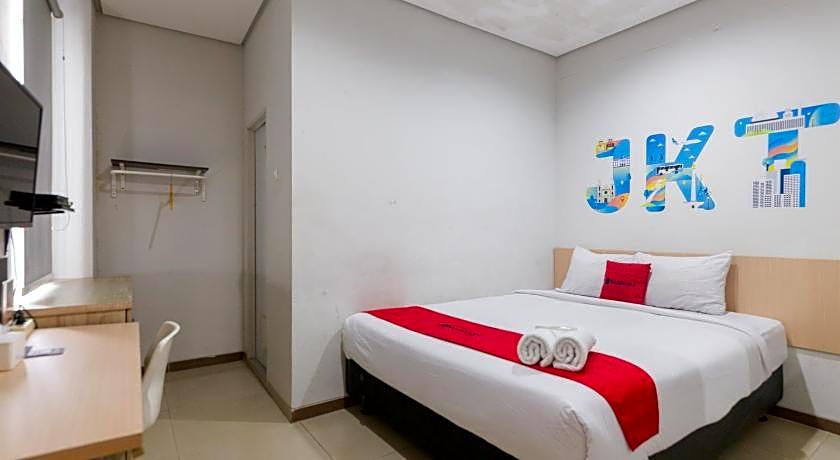 RedDoorz Plus Syariah near Mall Pondok Indah