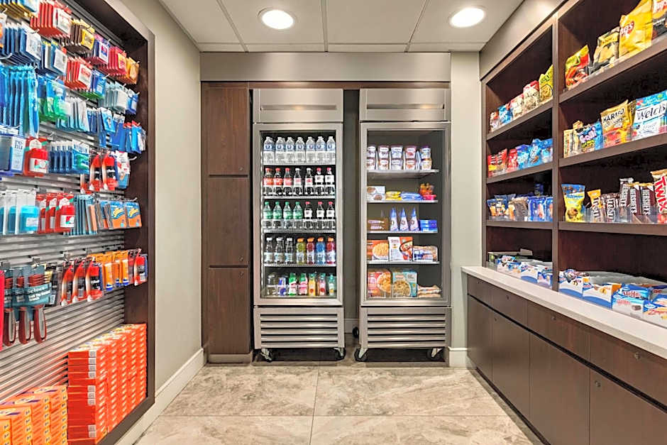 La Quinta Inn & Suites by Wyndham Arlington North Six Flags Drive