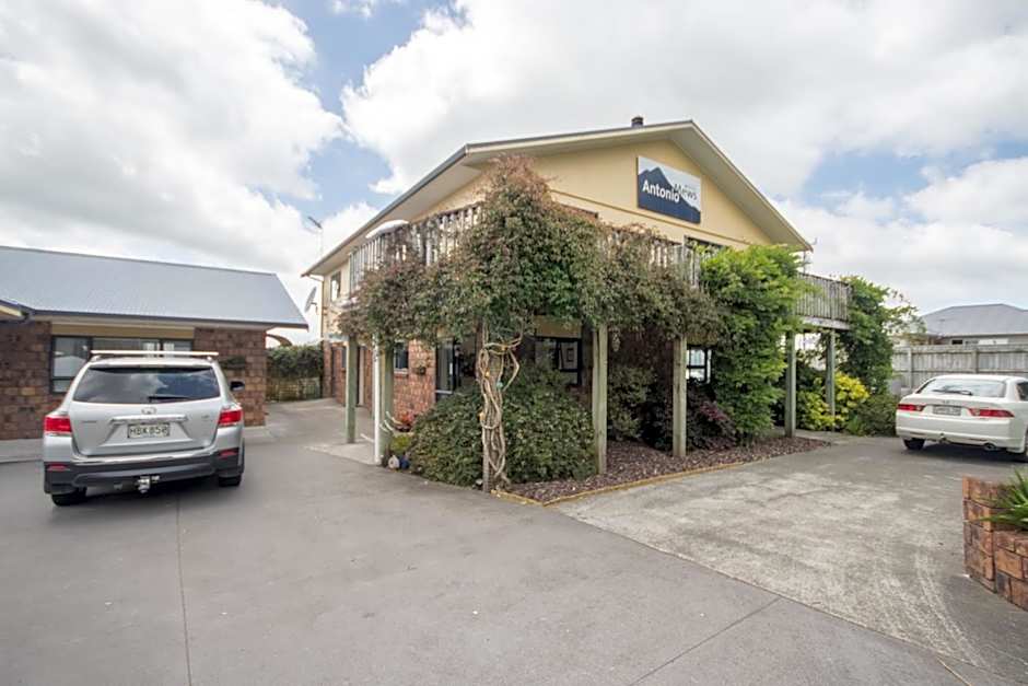 Antonio Mews Motel