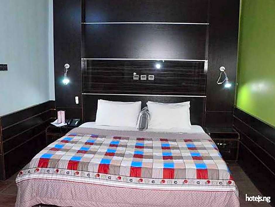 Wise Penny Suites and Spa