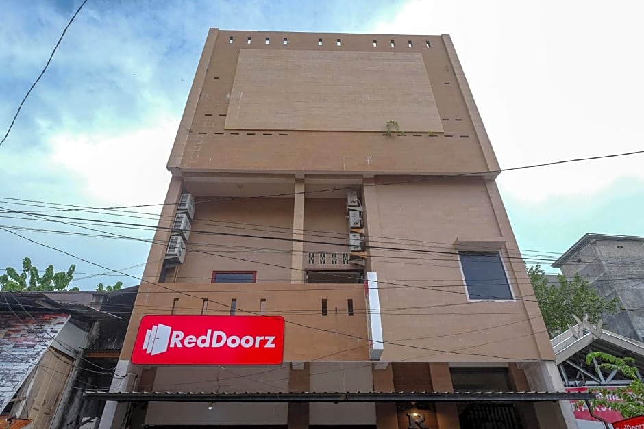 RedDoorz at Hotel Rich Parepare near Pantai Mattirotasi