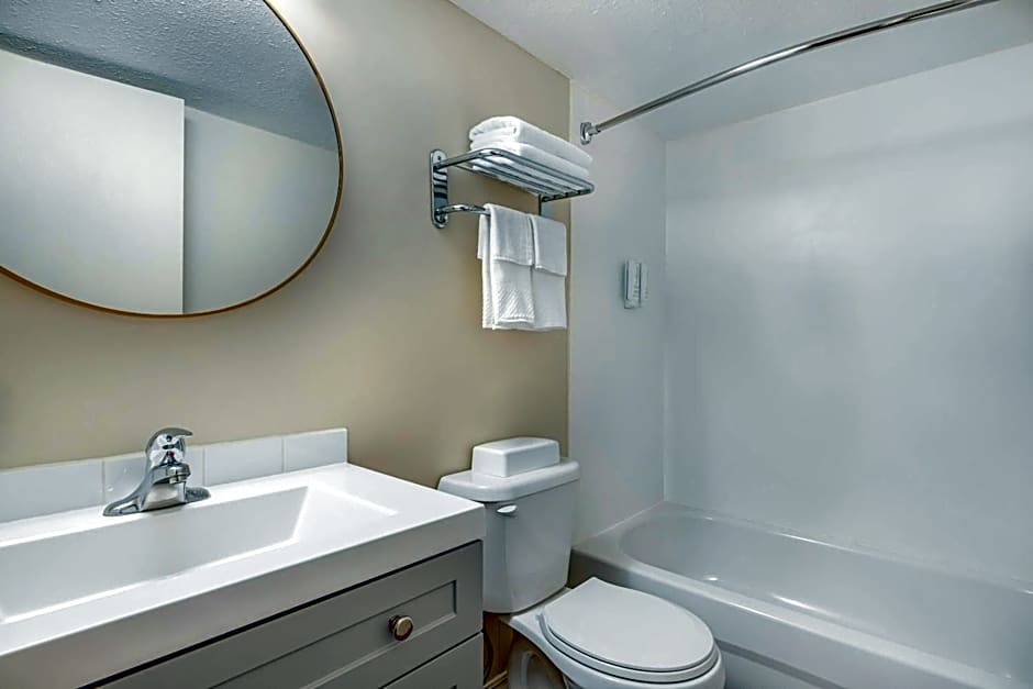 Econo Lodge Inn & Suites