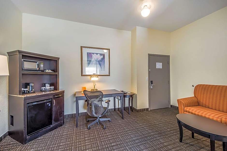 Clarion Inn & Suites Central Clearwater Beach