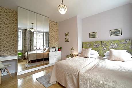 Deluxe with Courtyard View
