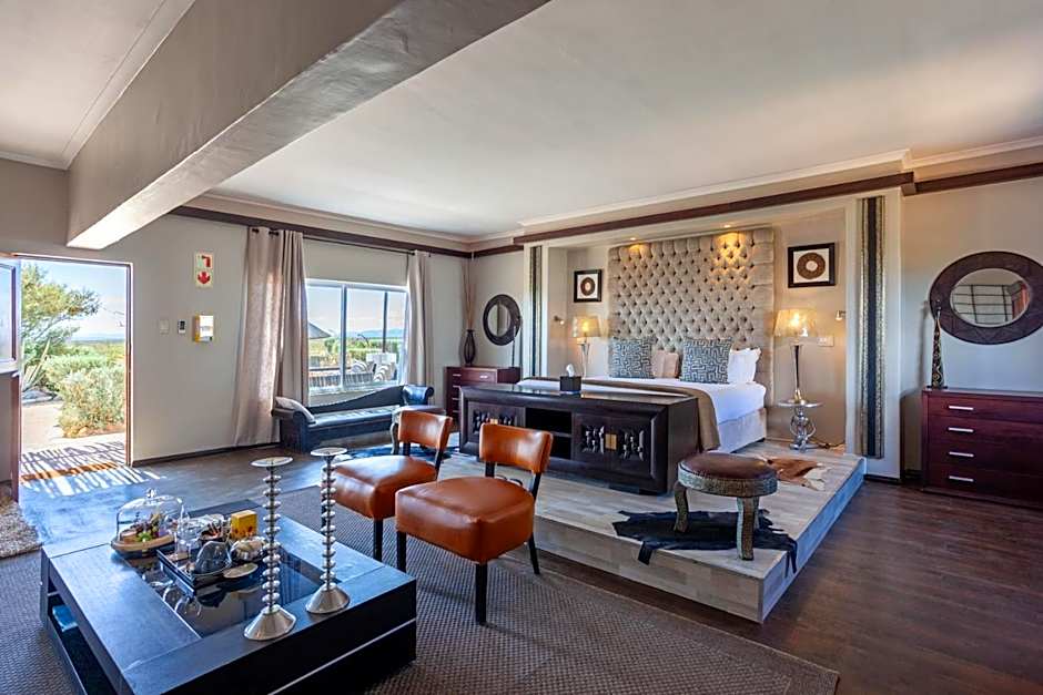 Inverdoorn Game Reserve Lodge