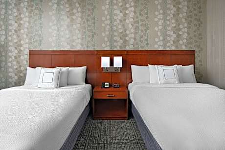 Queen Room with Two Queen Beds and Roll-In Shower - Mobility Access/Hearing Accessible