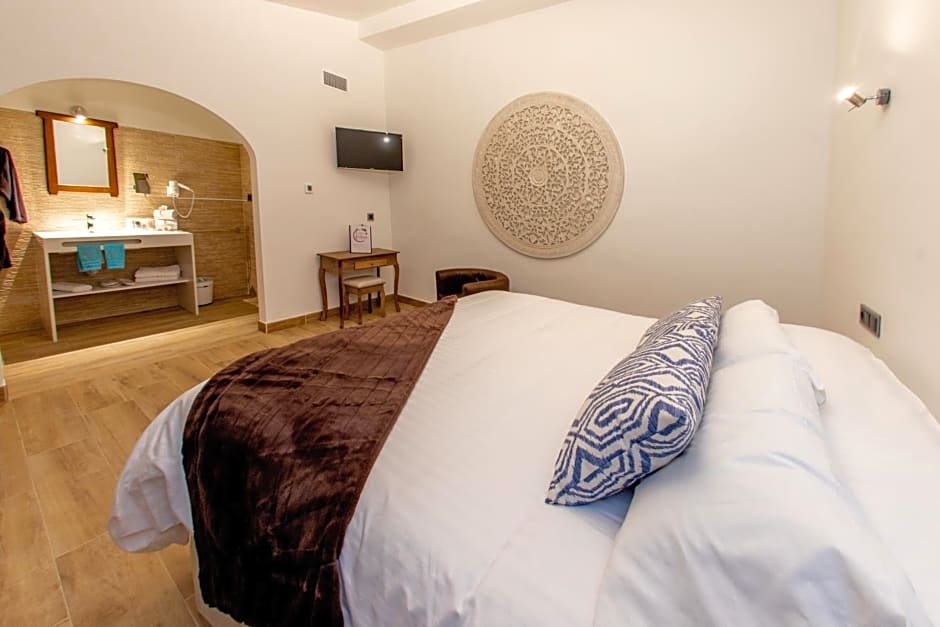 Foto 1 dari 3 — Triple Room with Pool View