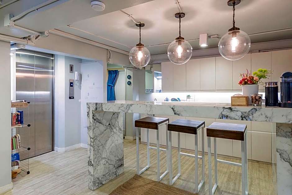 Kinnon Deluxe Hostel Coworking Cafe