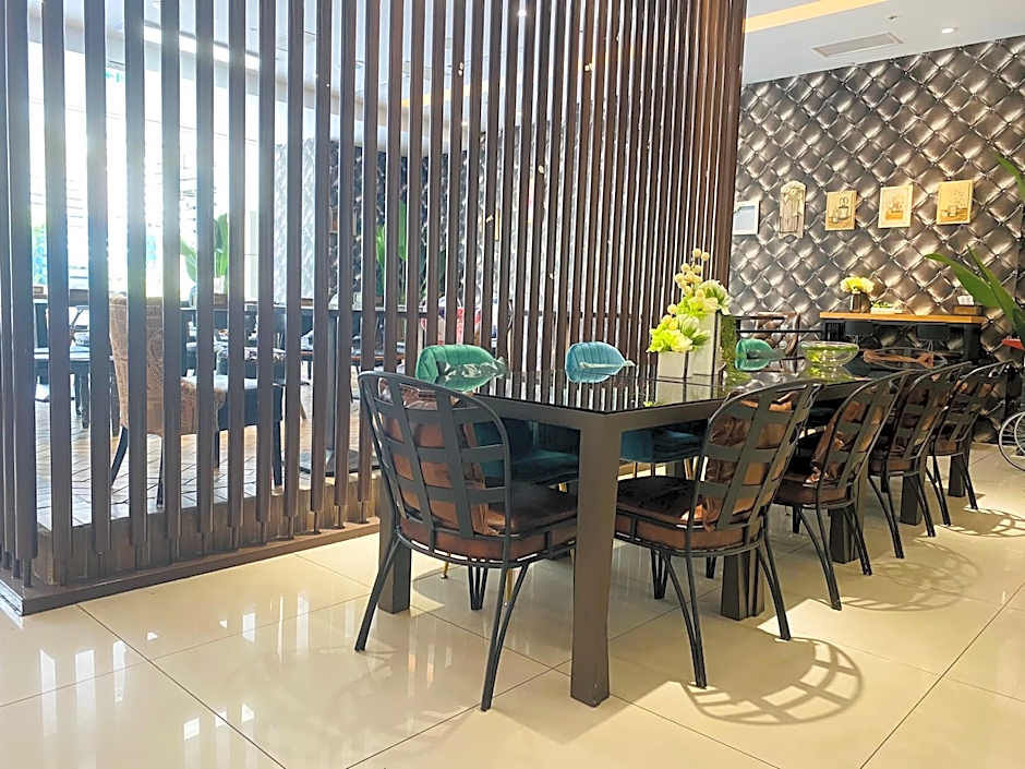 Champs Elysees Hotel