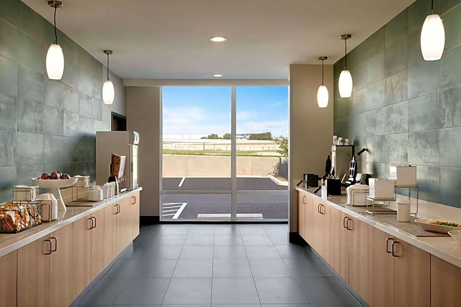 La Quinta Inn & Suites by Wyndham San Antonio Seaworld LAFB