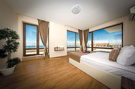 One-Bedroom Apartment with Balcony (3 Adults)