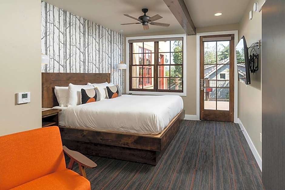 Ski Inn Taphouse Hotel
