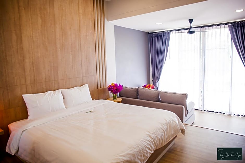 Home by the Bridge Hotel