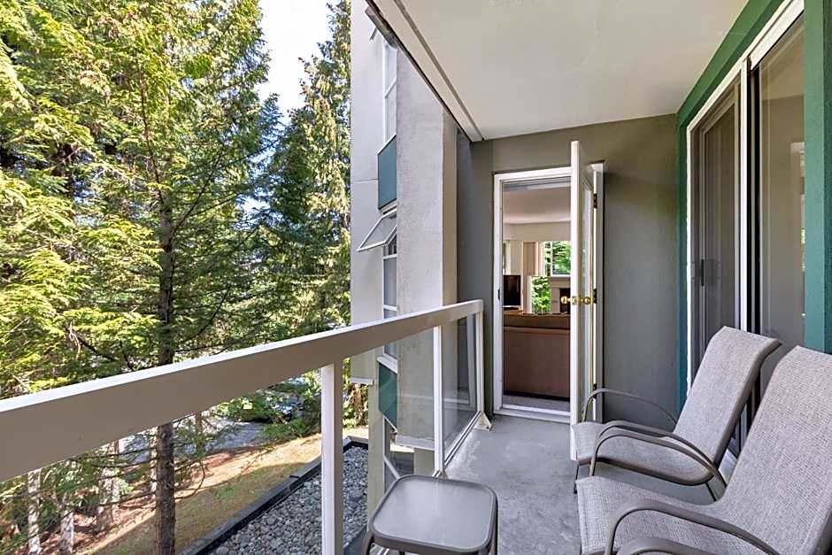 The Woodrun Lodge by Whiski Jack