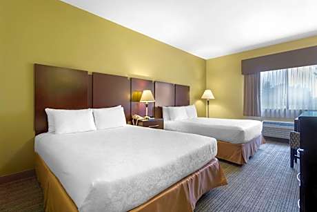Queen Room with Two Queen Beds and Golf Course View - Non-Smoking